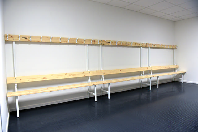 Yksipuoleinen pukuhuonepenkki 1,5 m