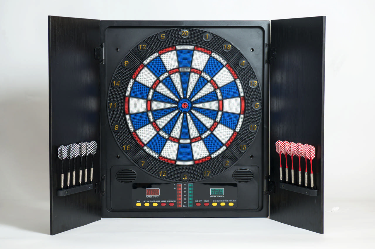Darttavla elektronisk, inkl skåp