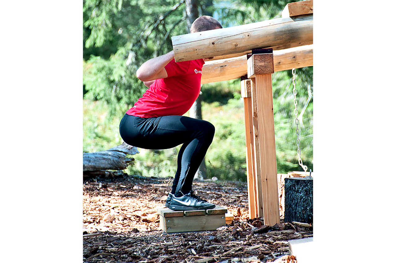 Knäböj, 2 lika redskap med olika tyngd