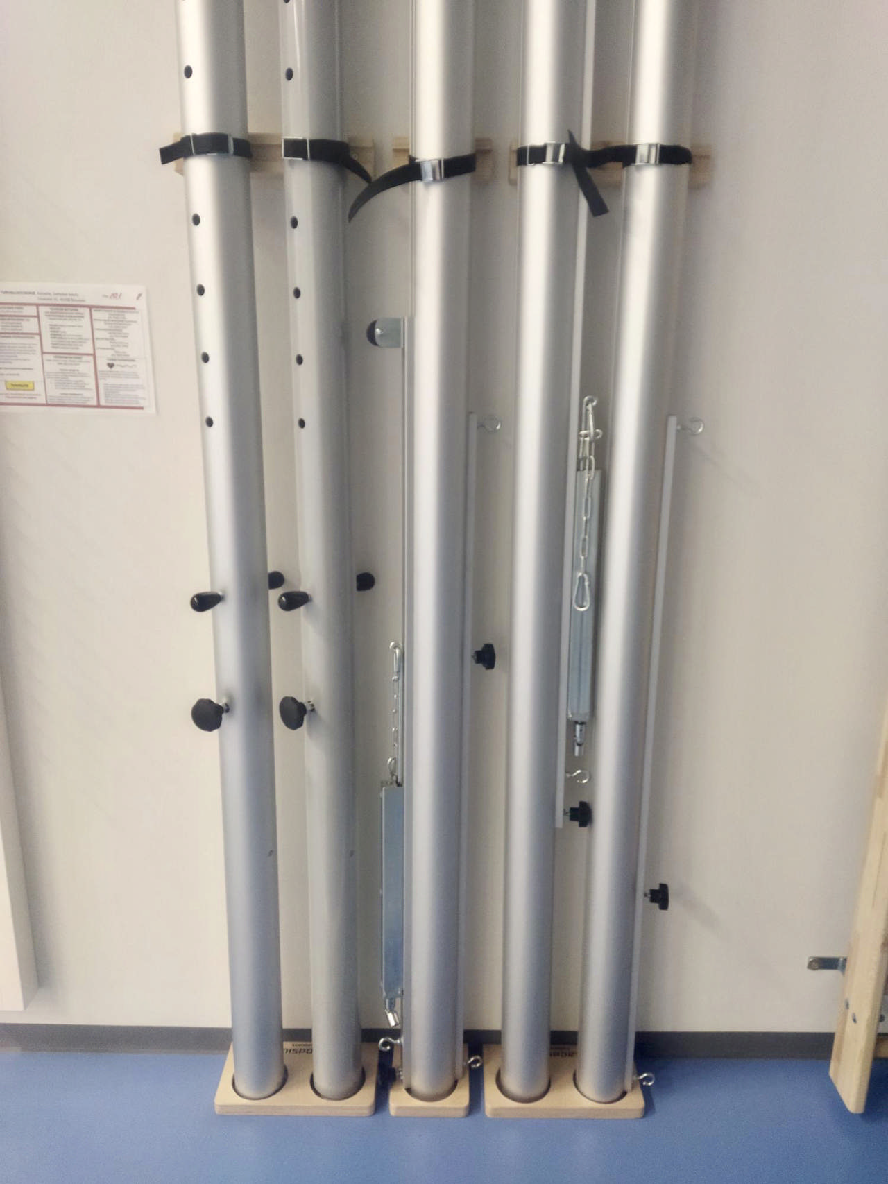 Förvaringskonsol för 2 stolpar