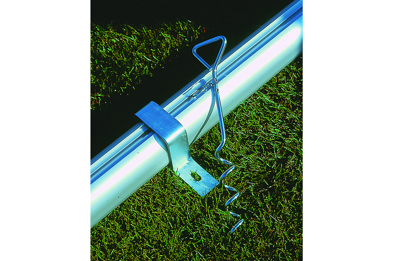 Maaruuvit jalkapallomaalille