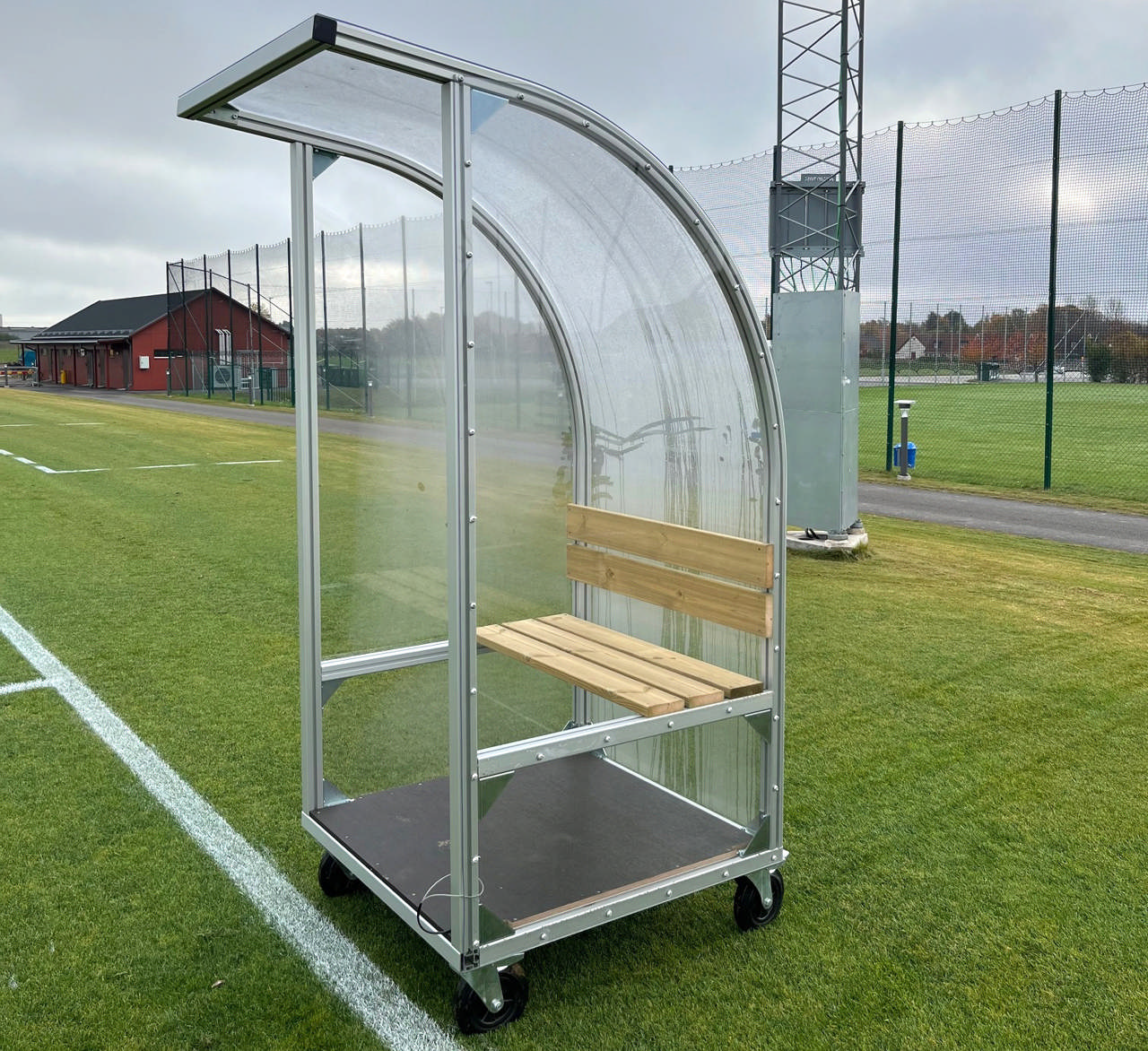 Domarbås 1-radigt med träbänk, 1 m