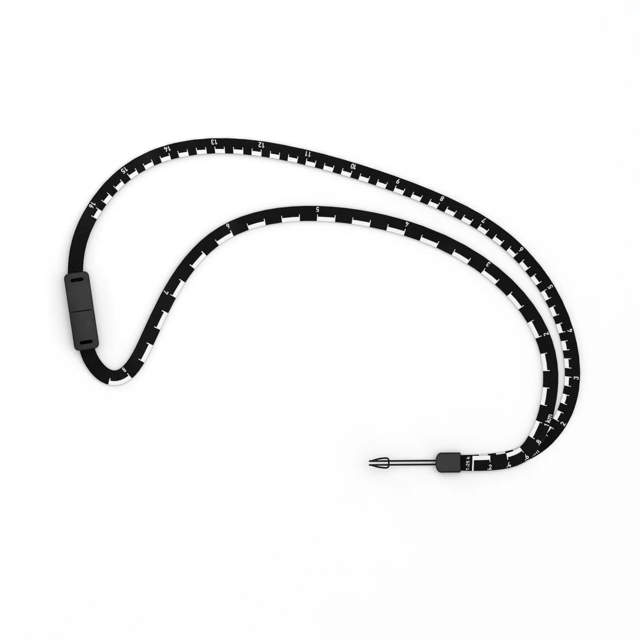 Halssnodd med skala till kompass